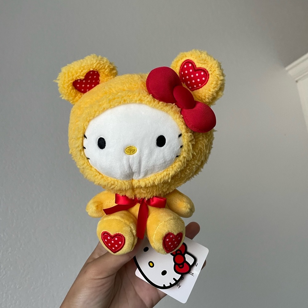 NWT RARE*HELLO KITTY PLUSH*NOT ACCEPTING OFFERS/RARE*